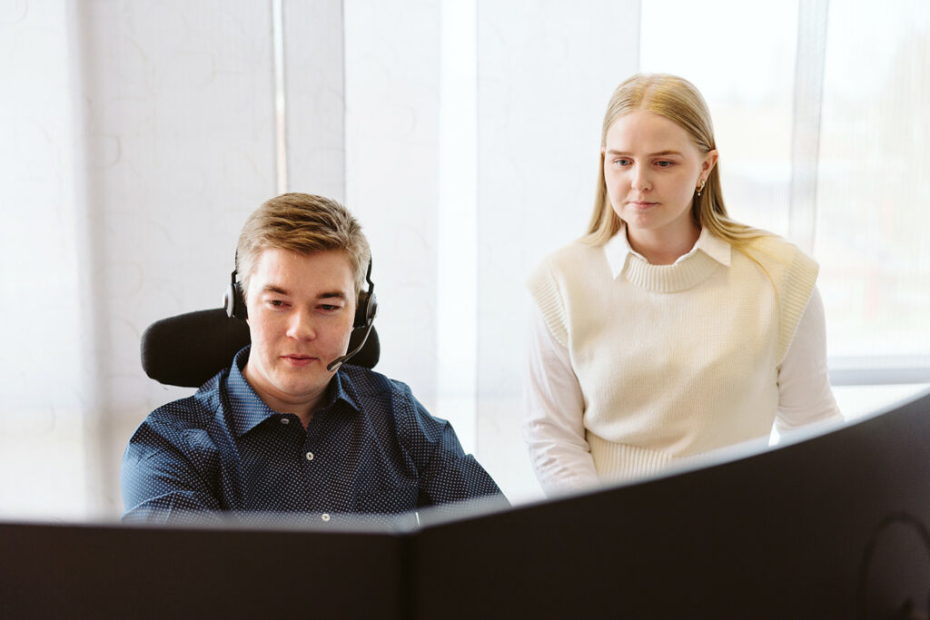 De ansatte i Slett meg jobber i lokalet til Norsis med å besvare henvendelser foran pc og på telefon. 