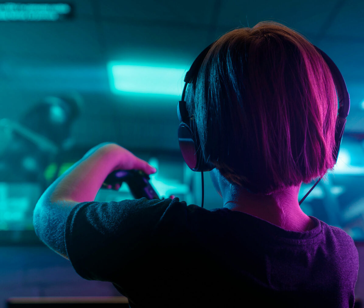 ung gutt med headset og consol spiller tv-spill